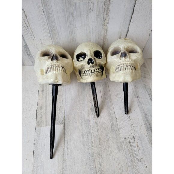 Skeleton head set AS IS lawn Decor stake Halloween prop - Picture 1 of 16